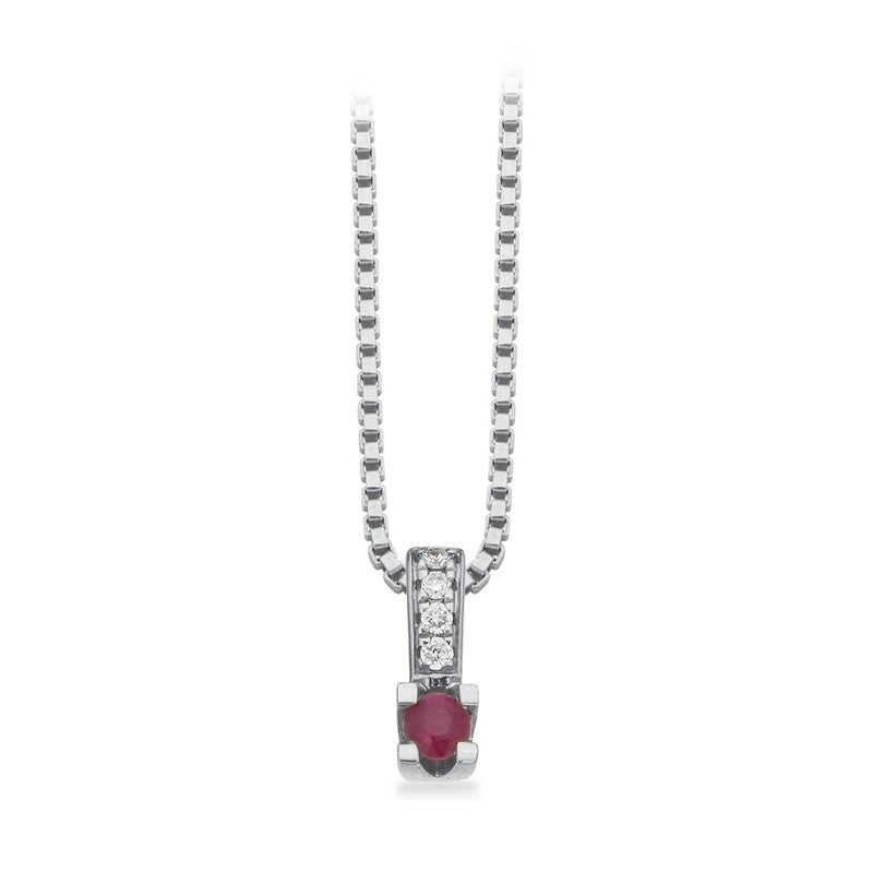 Kleopatra Queen vedhæng i 14 kt hvidguld med rubin og 0,02 ct diamanter fra Kleopatra.